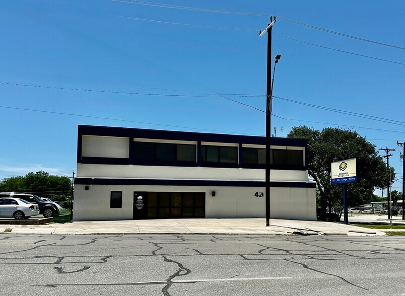 4205 San Pedro Ave, San Antonio, TX à louer - Photo du bâtiment - Image 2 de 11