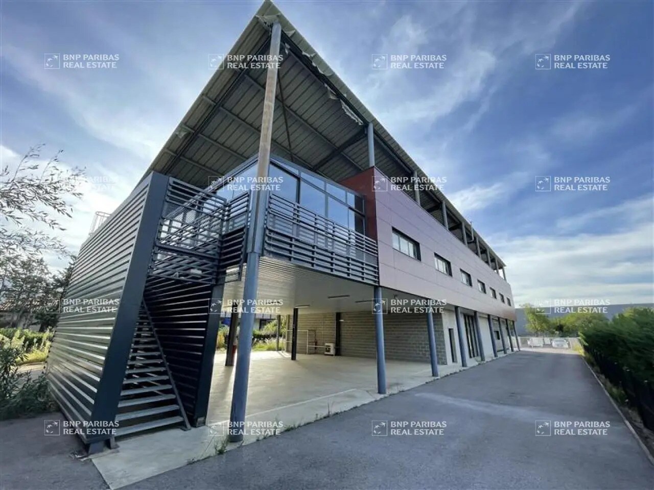 Office in Mudaison for sale Primary Photo- Image 1 of 19