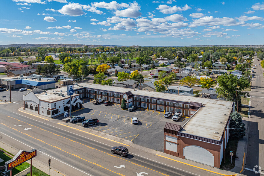 1015 S Haynes Ave, Miles City, MT à vendre - Photo du bâtiment - Image 2 de 24