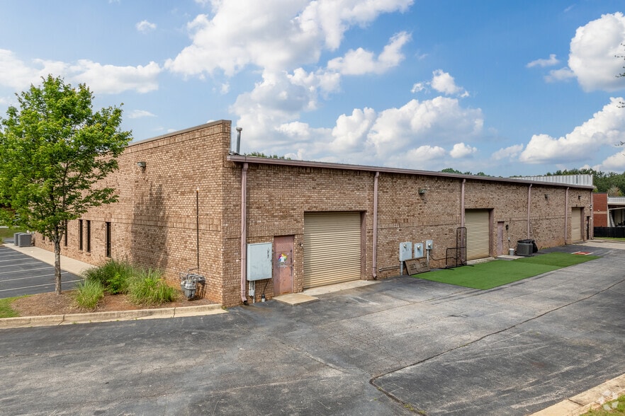 4913 Summer Oak Dr, Buford, GA for lease - Building Photo - Image 3 of 20
