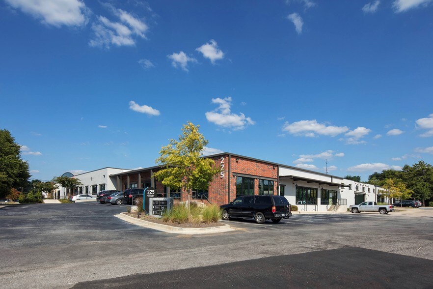 225 Ottley Dr NE, Atlanta, GA à louer - Photo du bâtiment - Image 2 de 13