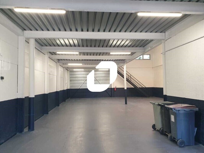 Flex in Orly for lease - Interior Photo - Image 2 of 16