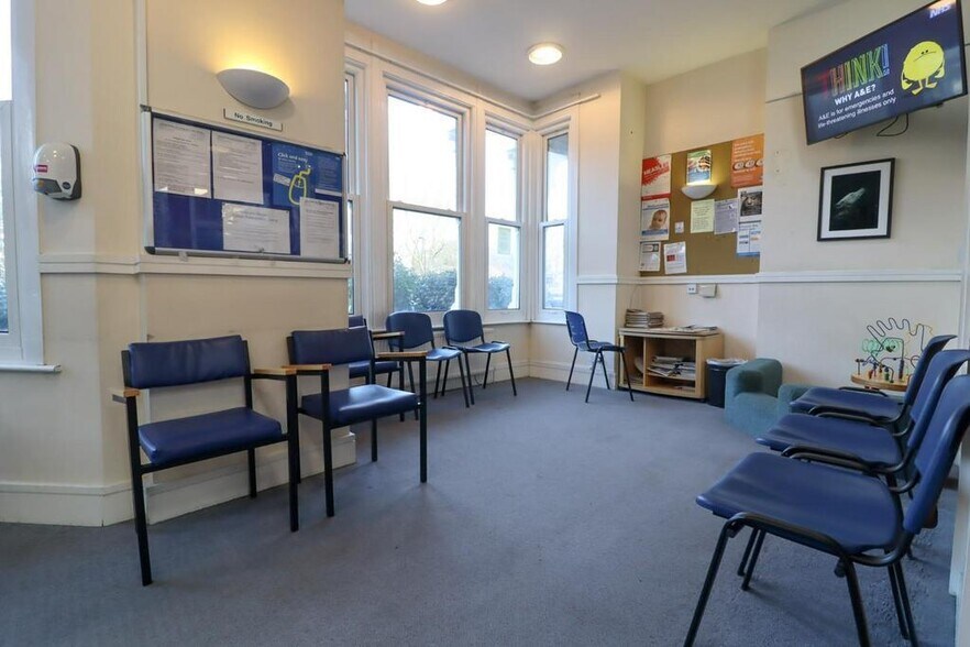 337 Uxbridge Rd, Londres à louer - Photo du bâtiment - Image 3 de 33