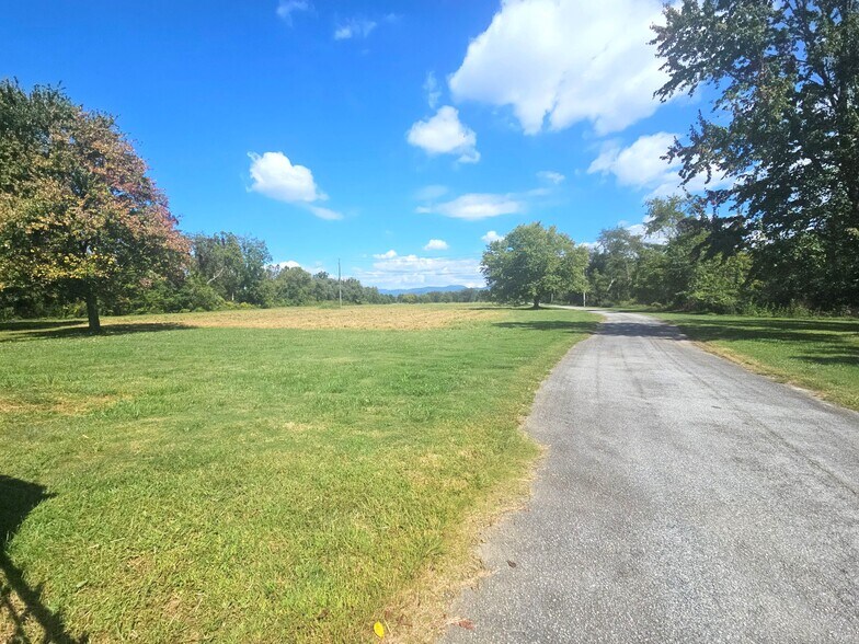 111 Howard Gap Rd, Fletcher, NC à vendre - Photo du bâtiment - Image 2 de 24