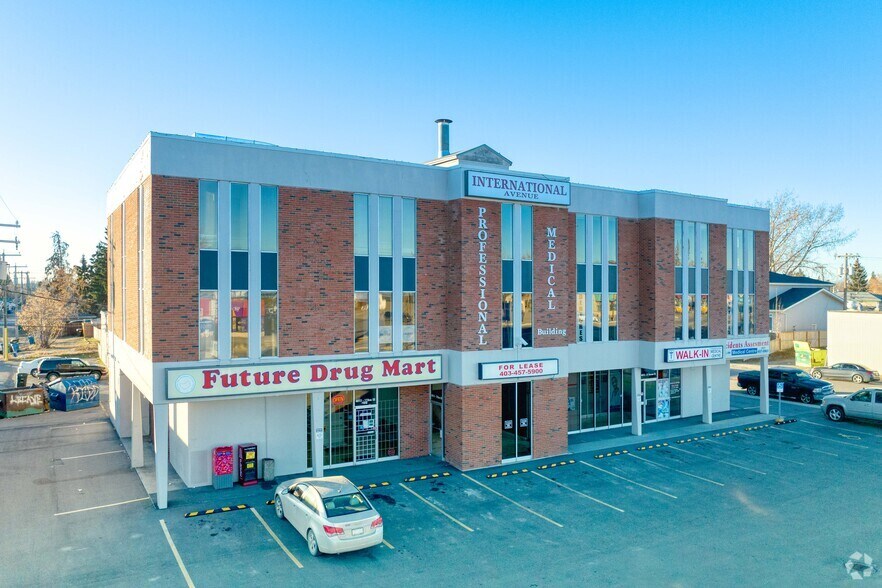 4015 17th Ave SE, Calgary, AB à louer - Photo du bâtiment - Image 1 de 8