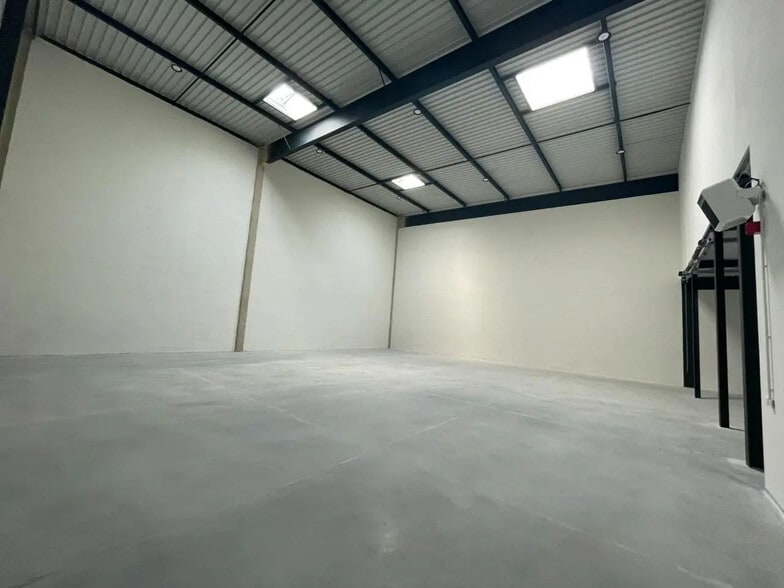 Flex in Osny for lease - Building Photo - Image 3 of 62