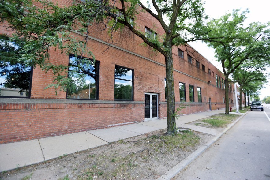 1927 Rosa Parks Blvd, Detroit, MI à louer - Photo du bâtiment - Image 3 de 14