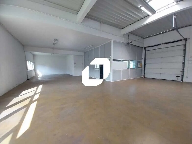 Flex in Trappes for lease - Interior Photo - Image 2 of 8