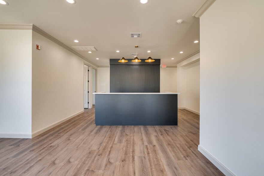 201-203 E 10th St Plz, Edmond, OK for lease - Lobby - Image 3 of 11