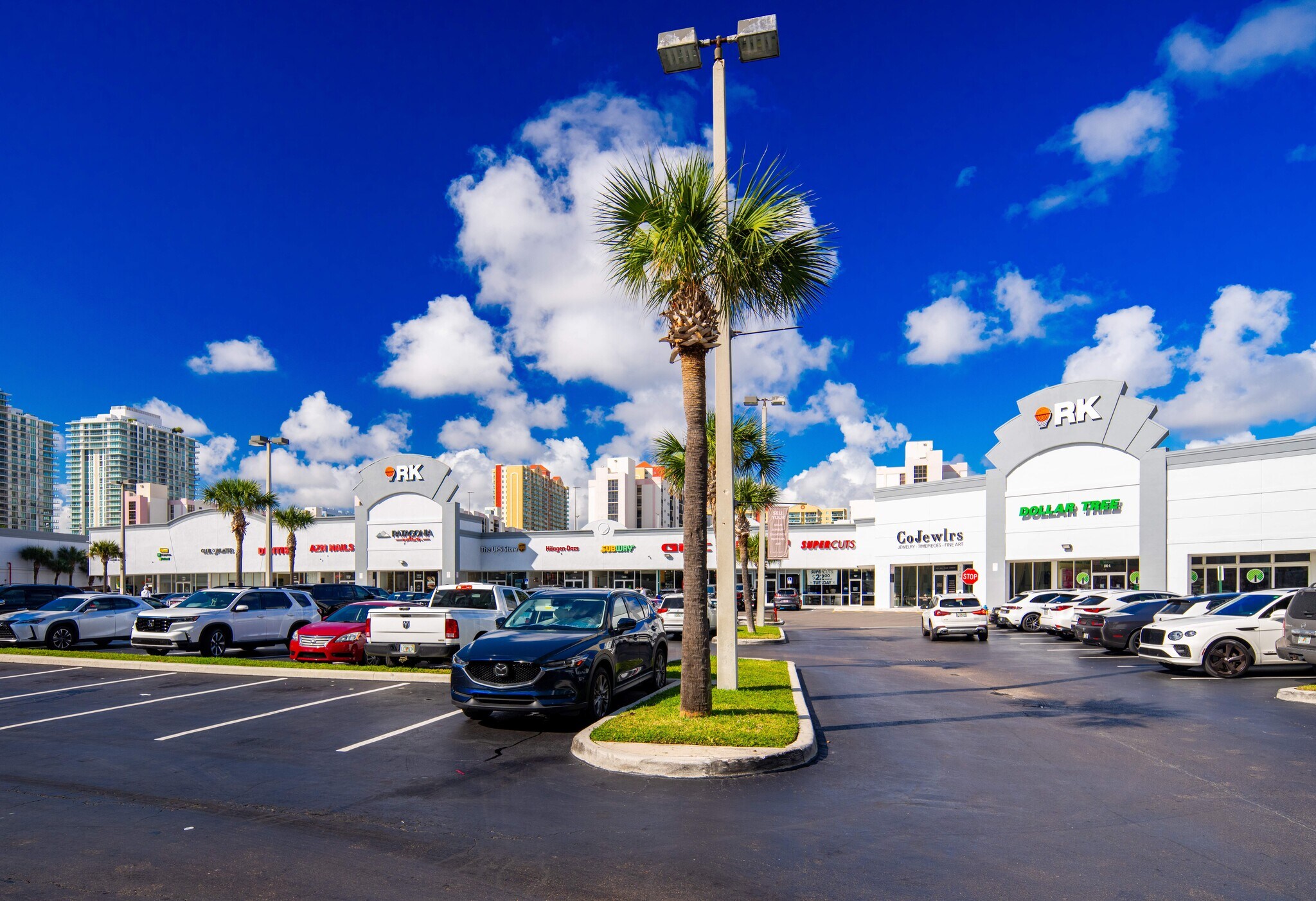 16850 Collins Ave, Sunny Isles Beach, FL for lease Building Photo- Image 1 of 15