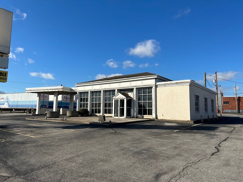 2230 N Fares Ave, Evansville, IN à louer - Photo du bâtiment - Image 2 de 10