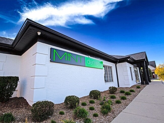 Plus de détails pour 15 N Wolf Rd, Northlake, IL - Commerce de détail à vendre