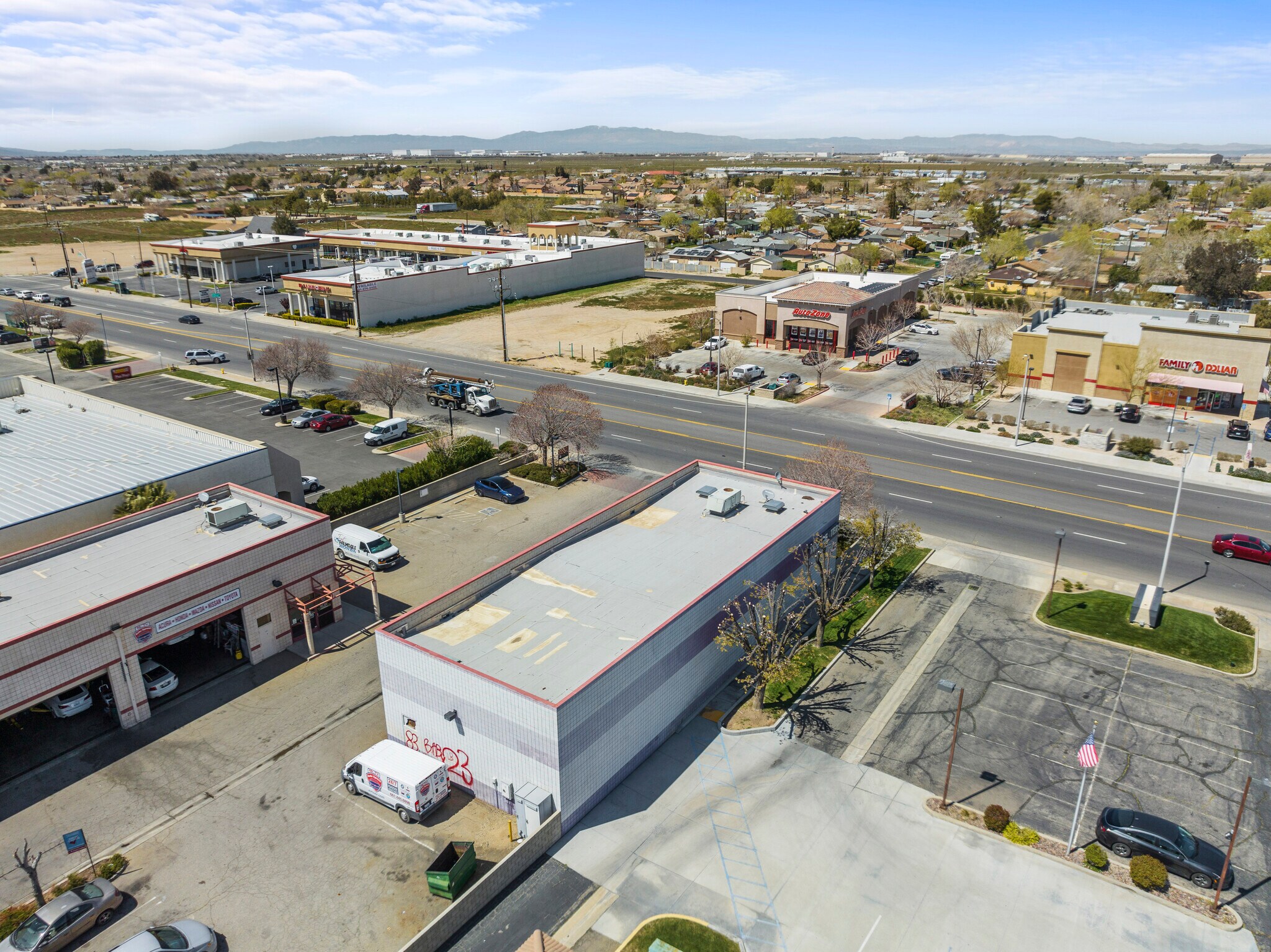 3084 E Palmdale Blvd, Palmdale, CA à louer Photo du bâtiment- Image 1 de 4