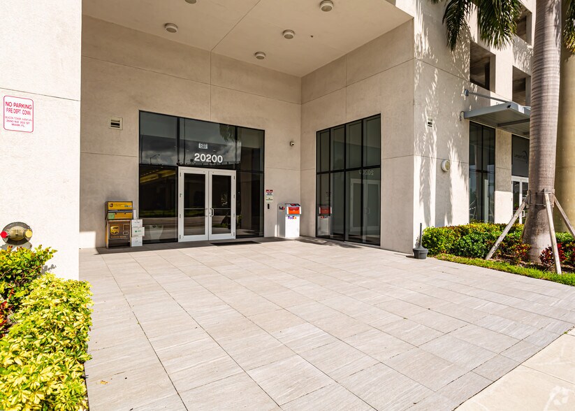 20200 W dixie Hwy, Aventura, FL à louer - Photo du bâtiment - Image 3 de 26