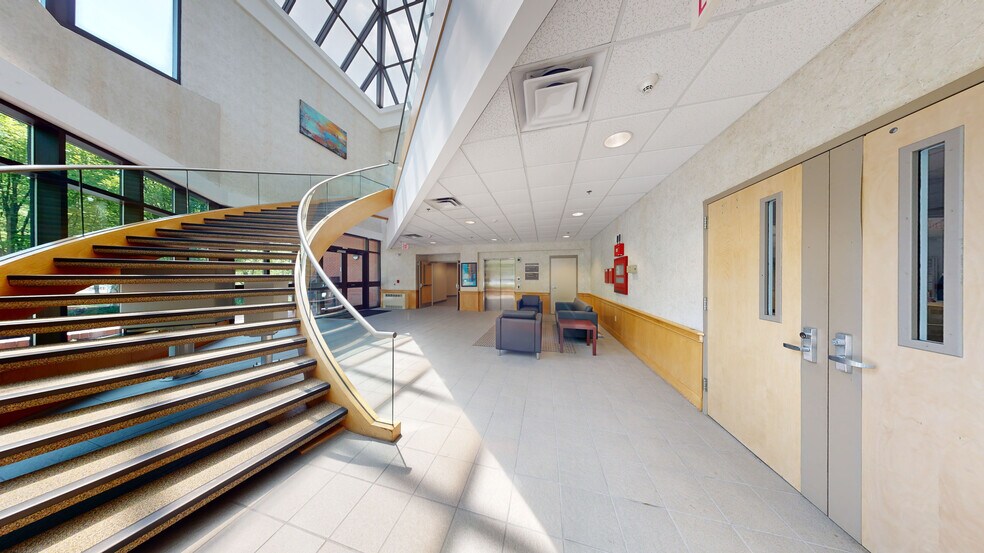 350 Myles Standish Blvd, Taunton, MA à louer - Numérisation 3D de Matterport - Image 2 de 15