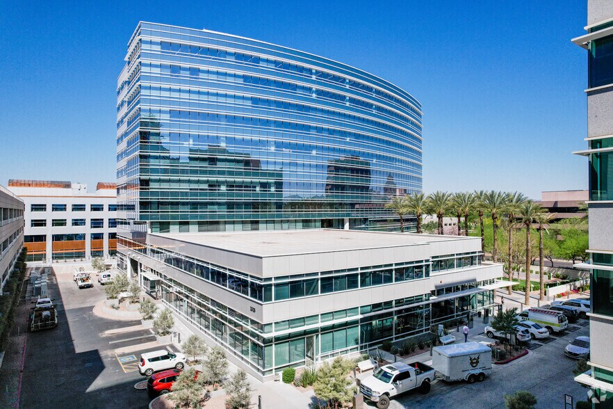 2325 E Camelback Rd, Phoenix, AZ à louer - Photo du bâtiment - Image 2 de 24