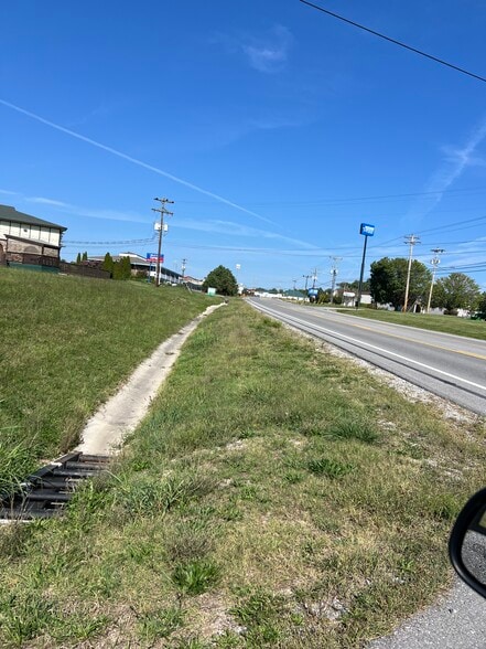 735 Interstate Dr, Manchester, TN for sale - Building Photo - Image 3 of 7