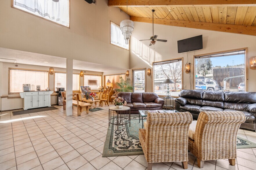 11 Main St, Klamath Falls, OR à vendre - Photo du bâtiment - Image 2 de 12