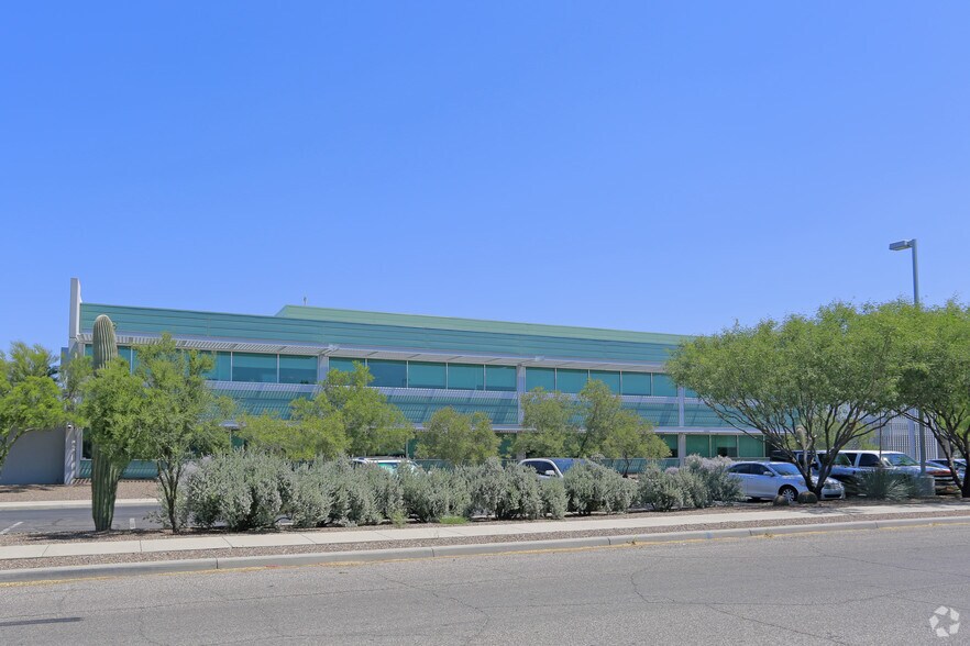 3601 E Britannia Dr, Tucson, AZ à vendre - Photo du bâtiment - Image 2 de 17