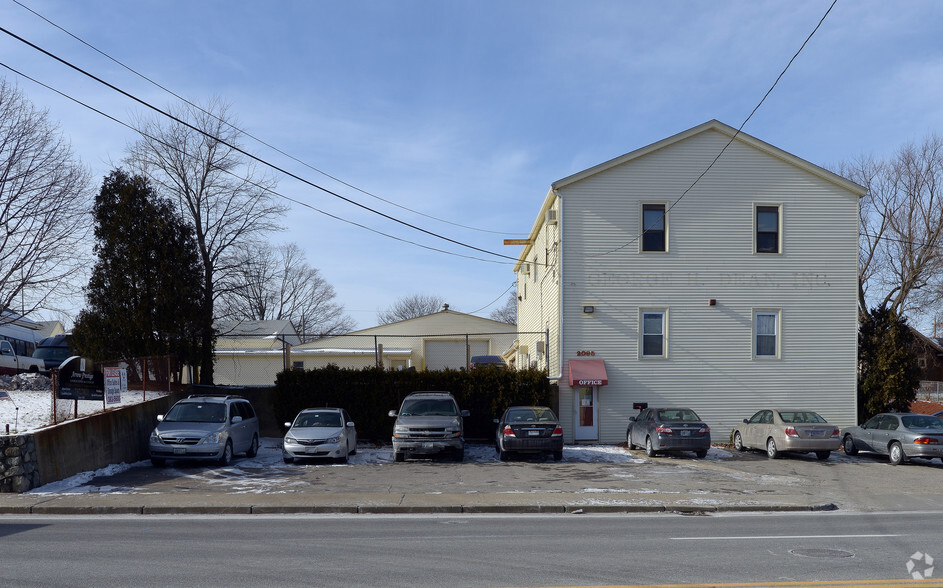 2099-2109 Elmwood Ave, Warwick, RI à vendre - Photo principale - Image 1 de 1