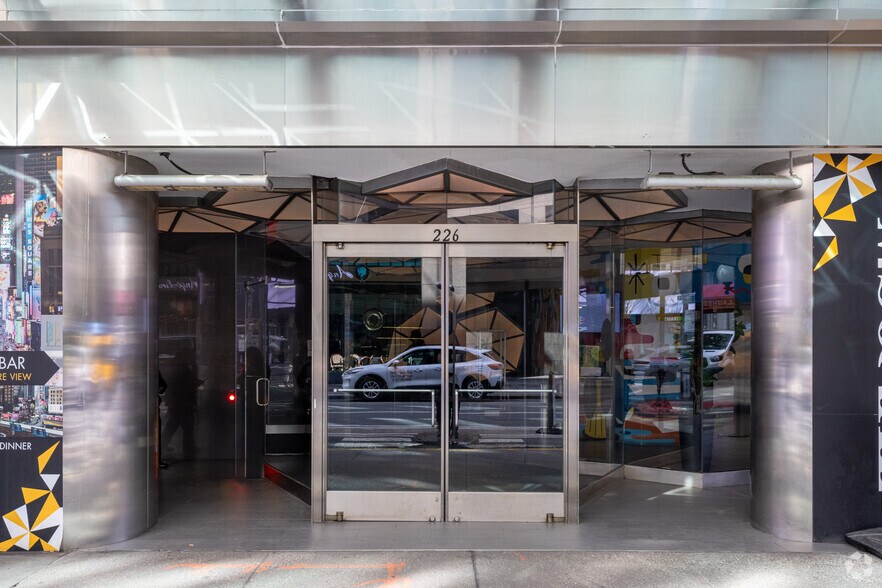 1657 Broadway, New York, NY à vendre - Photo du bâtiment - Image 2 de 6