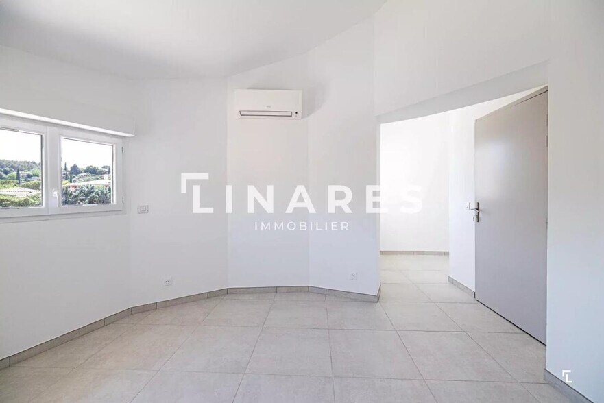 Office in Auriol for lease - Interior Photo - Image 3 of 5