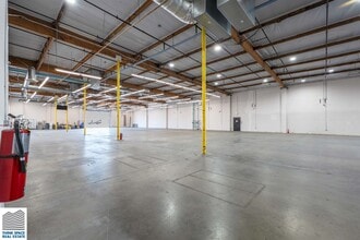 9419 Mason Ave, Chatsworth, CA à louer Photo intérieure- Image 2 de 16