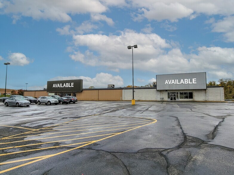 140-142 Finley Rd, Belle Vernon, PA à louer - Photo principale - Image 1 de 5