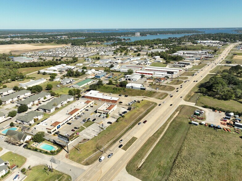 19786 Highway 105 W, Montgomery, TX à vendre - Photo du bâtiment - Image 2 de 17