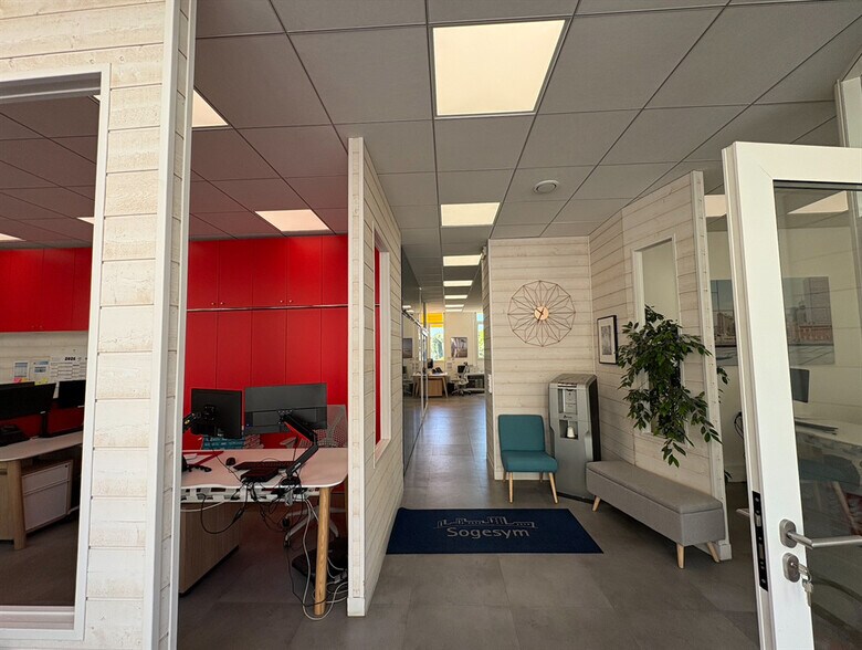Retail in Saint-Germain-en-Laye for lease - Interior Photo - Image 1 of 9