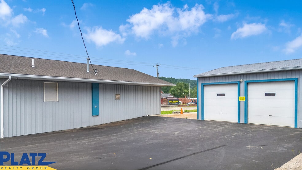 230 E Liberty St, Lowellville, OH à vendre - Photo du bâtiment - Image 3 de 8