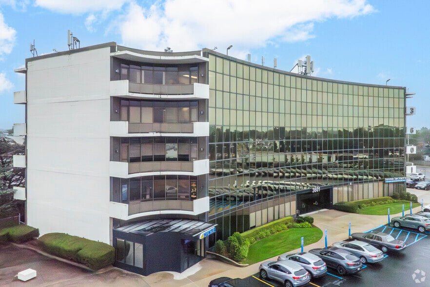 3601 Hempstead Tpke, Levittown, NY for lease - Primary Photo - Image 1 of 5