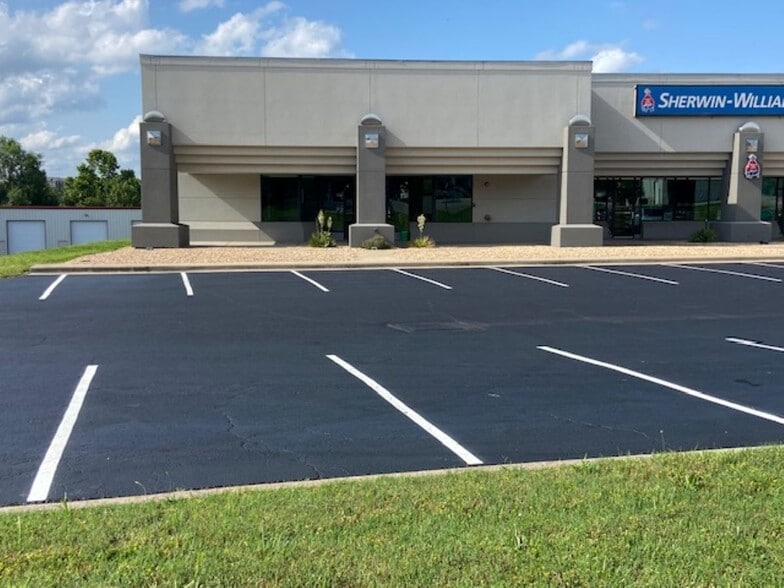 131 Industrial Park Dr, Hollister, MO for lease - Building Photo - Image 1 of 10