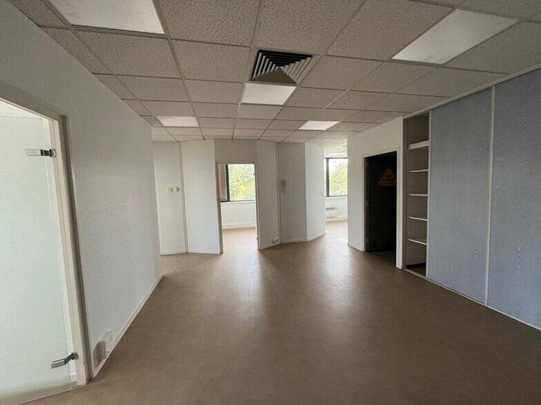 Office in Besançon for lease - Interior Photo - Image 3 of 11