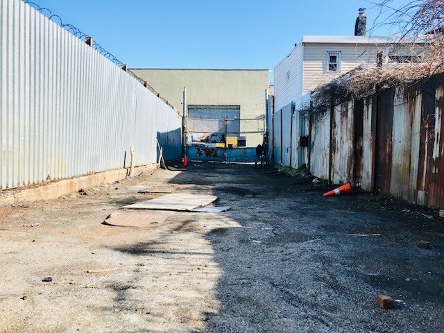 202 Sheffield Ave, Brooklyn, NY à vendre - Photo du bâtiment - Image 2 de 4