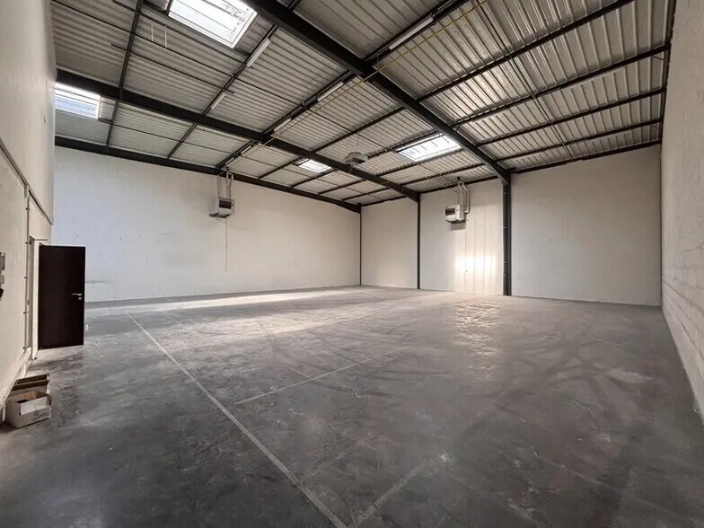 Flex in Saint-Priest for lease - Interior Photo - Image 3 of 9