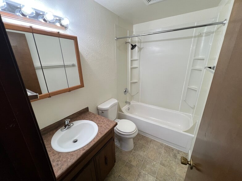5650 Yelm Hwy SE, Lacey, WA for sale - Interior Photo - Image 3 of 6