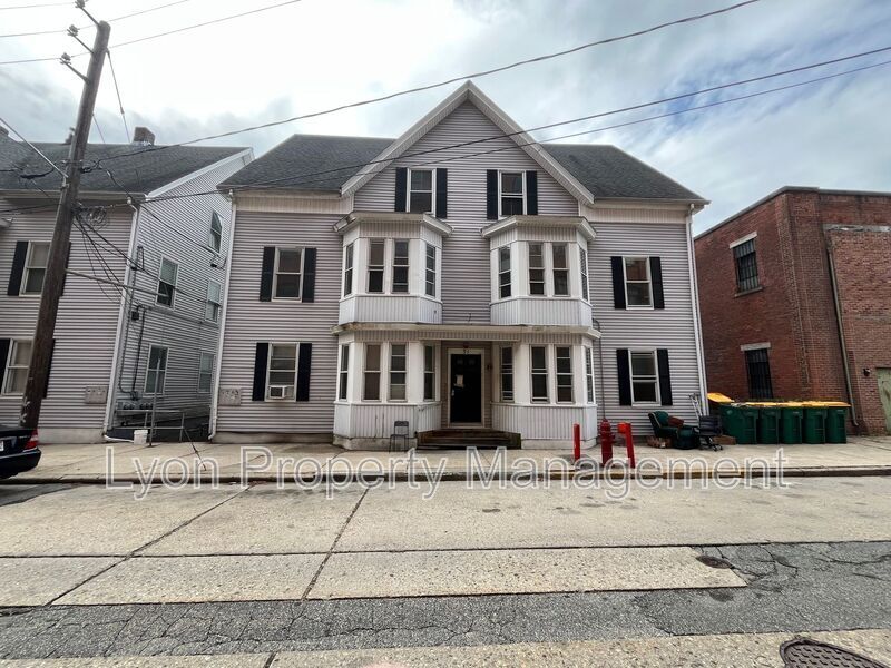 37 Mechanic Ave, Woonsocket, RI à vendre Photo du bâtiment- Image 1 de 2