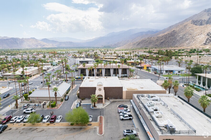 490 S Palm Canyon Dr, Palm Springs, CA à louer - Photo du bâtiment - Image 2 de 4