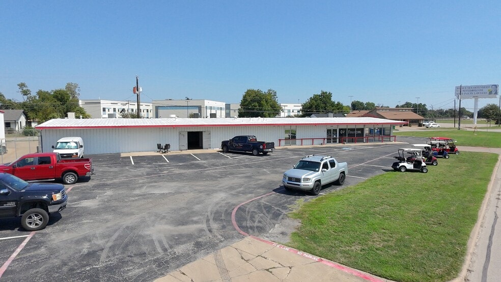 5717 Airport Fwy, Haltom City, TX for lease - Building Photo - Image 1 of 21