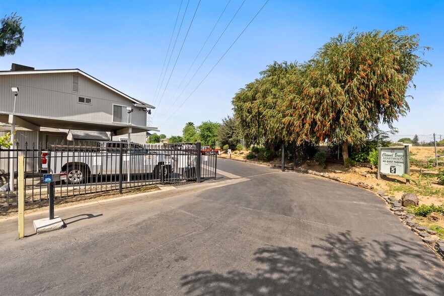 125 E Dakota Ave, Fresno, CA à vendre - Photo du bâtiment - Image 3 de 11