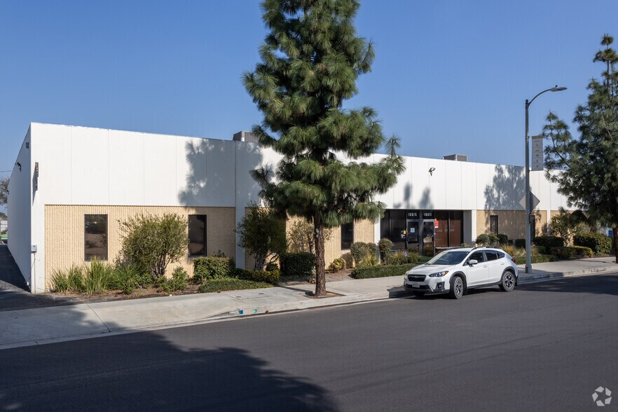 16611-16615 Arminta St, Van Nuys, CA à louer - Photo du bâtiment - Image 2 de 7