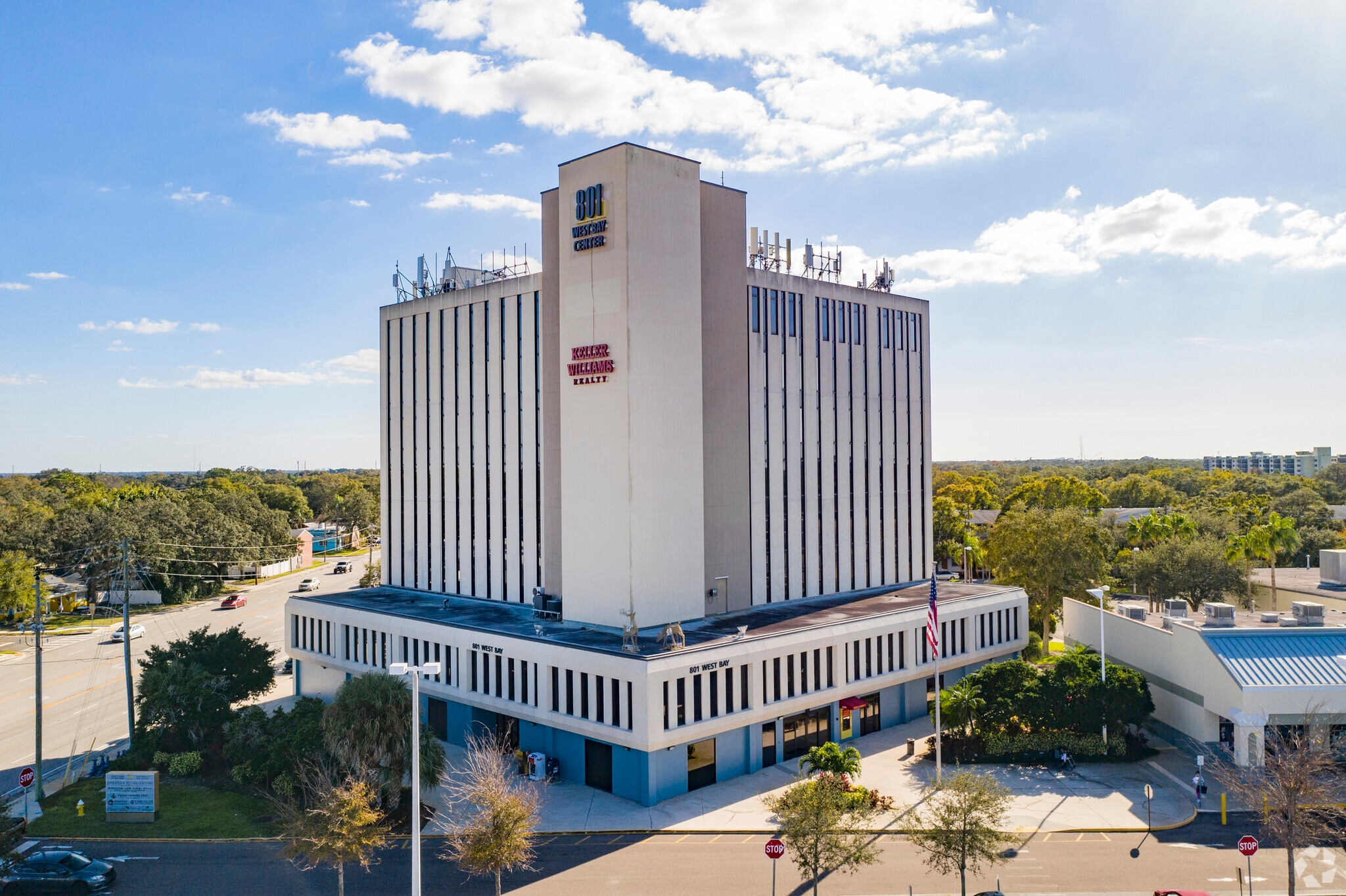 801 W Bay Dr, Largo, FL à vendre Photo du bâtiment- Image 1 de 15