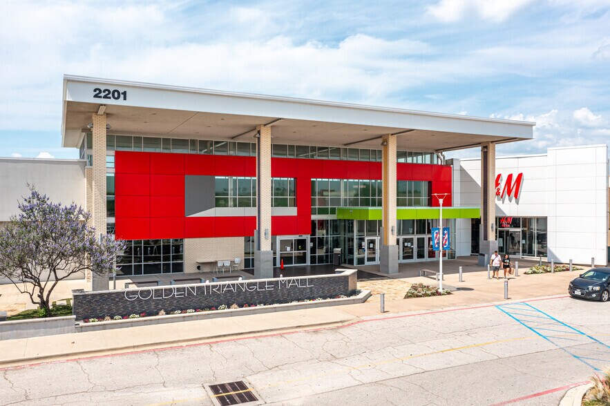 2201 N Interstate 35 E, Denton, TX à louer - Photo du bâtiment - Image 1 de 9