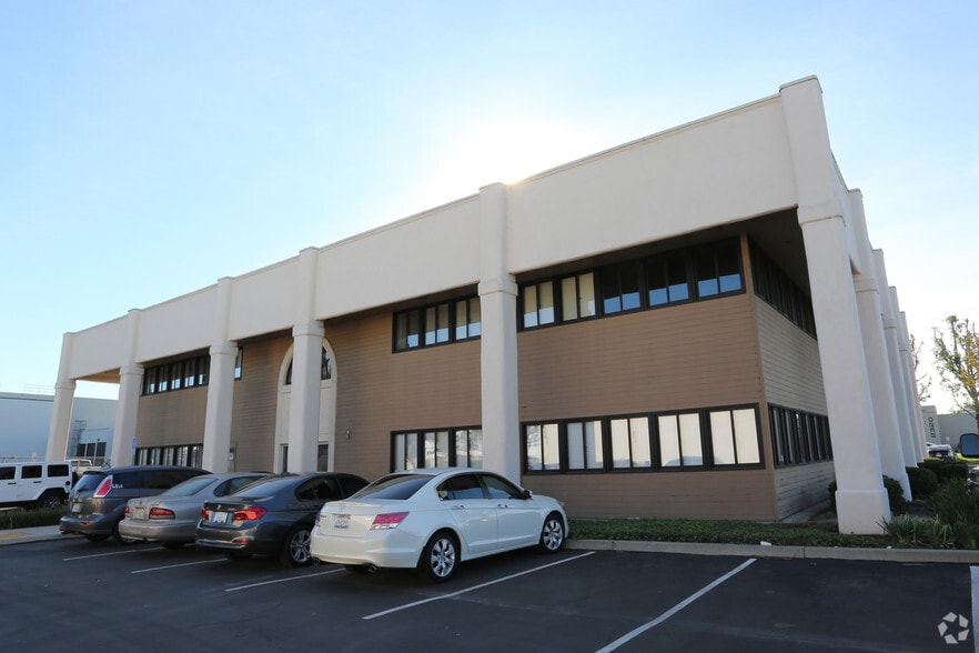 2461-2495 E Orangethorpe Ave, Fullerton, CA for lease - Building Photo - Image 3 of 9