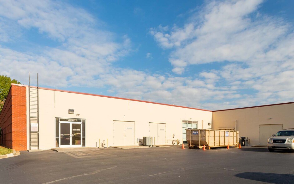 7021 Albert Pick Rd, Greensboro, NC for lease - Building Photo - Image 3 of 8