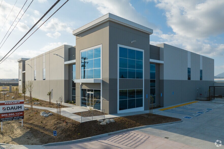 1110 W Baseline Rd, Rialto, CA à louer - Photo du bâtiment - Image 2 de 14