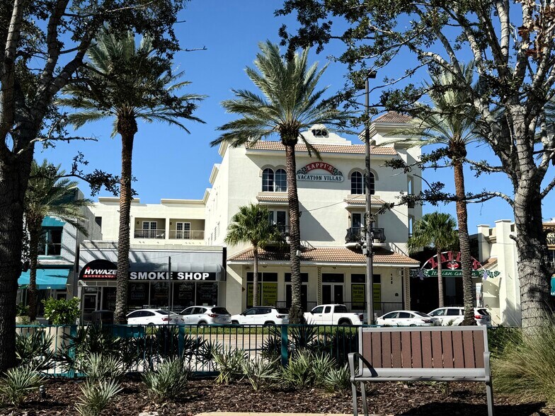 128 S Beach St, Daytona Beach, FL à vendre - Photo du bâtiment - Image 2 de 45