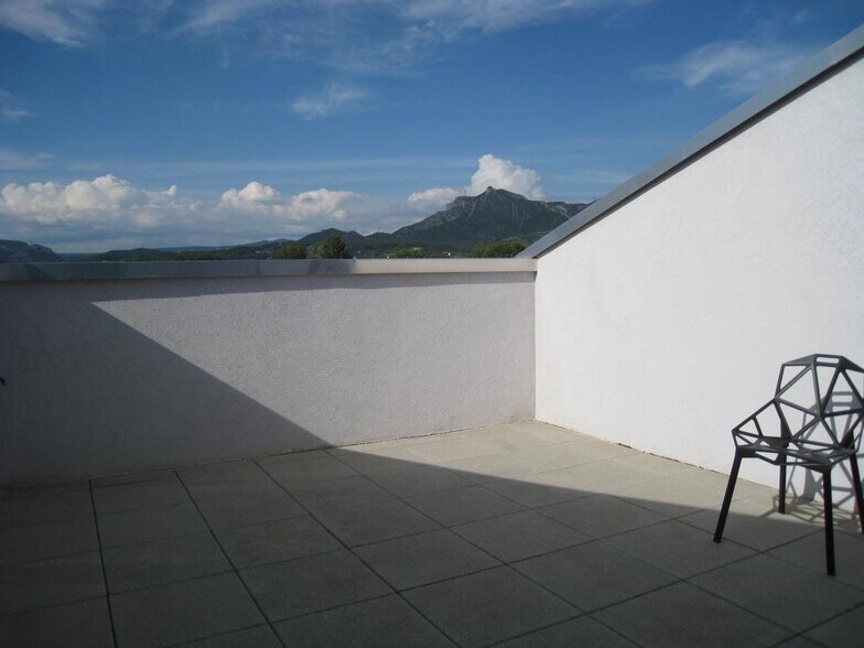 Office in Aubagne for lease - Building Photo - Image 3 of 5