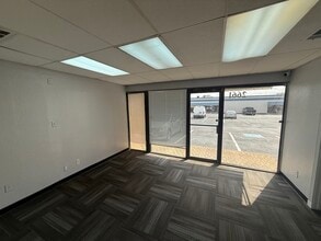 2601-2621 Aero Dr, Grand Prairie, TX à louer Photo intérieure- Image 2 de 9